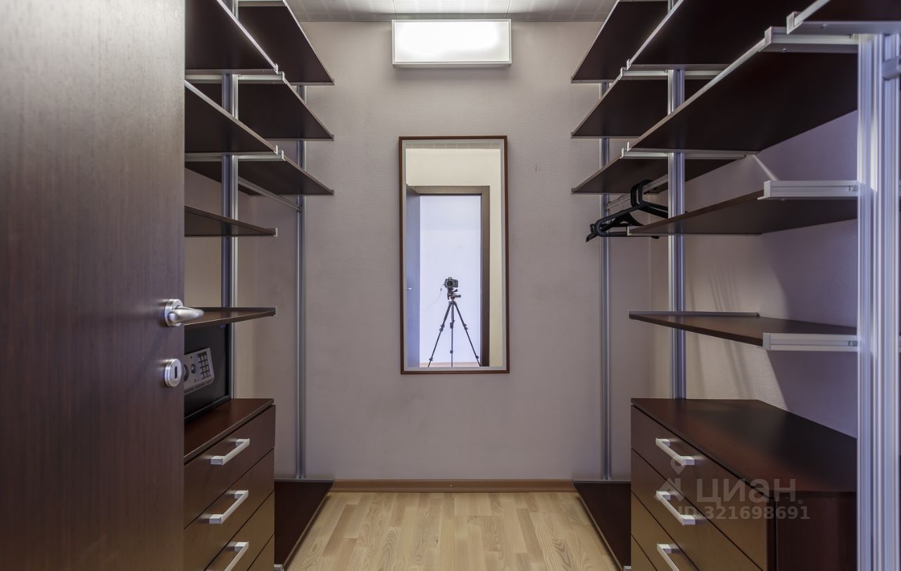 Продажа 4-комн квартиры на вторичном рынке Мосфильмовская улица, 70к1