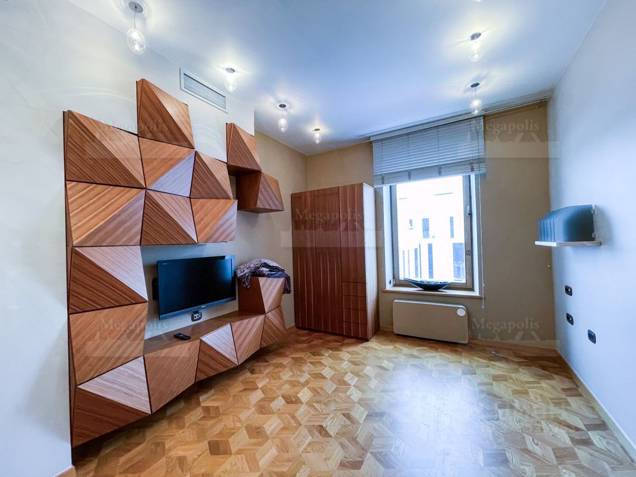 Аренда 4-комн квартиры на вторичном рынке набережная Мартынова, 74Б