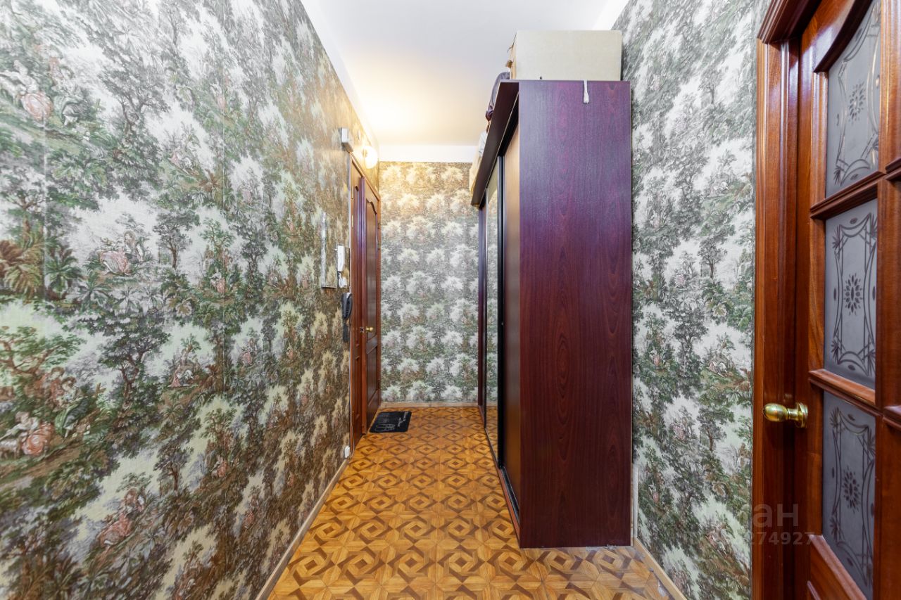 Продажа 4-комн квартиры на вторичном рынке 15-я Васильевского острова линия, 34