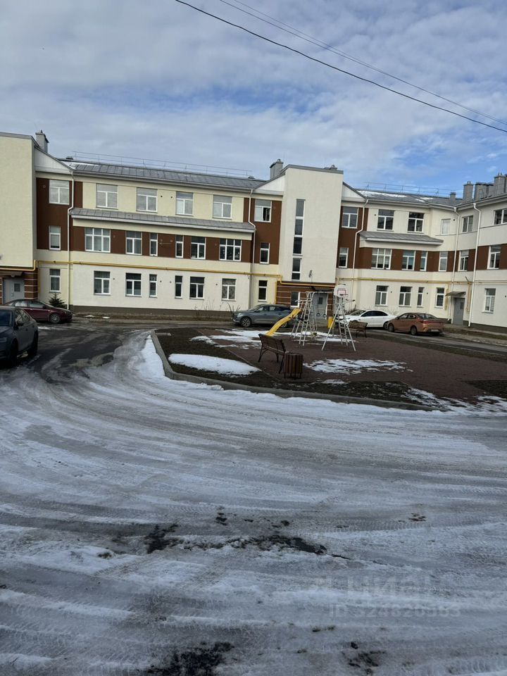 Продажа 2-комн квартиры на вторичном рынке д. Пикколово, улица Петровская, 18к2