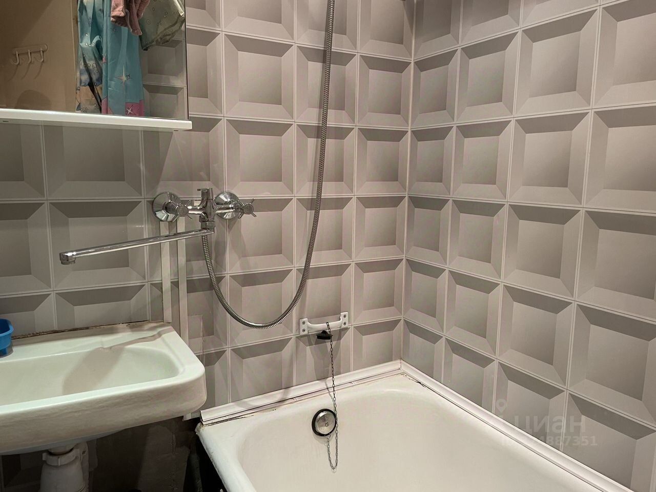 Продажа 3-комн квартиры на вторичном рынке Сосновый Бор, Ленинградская улица, 12