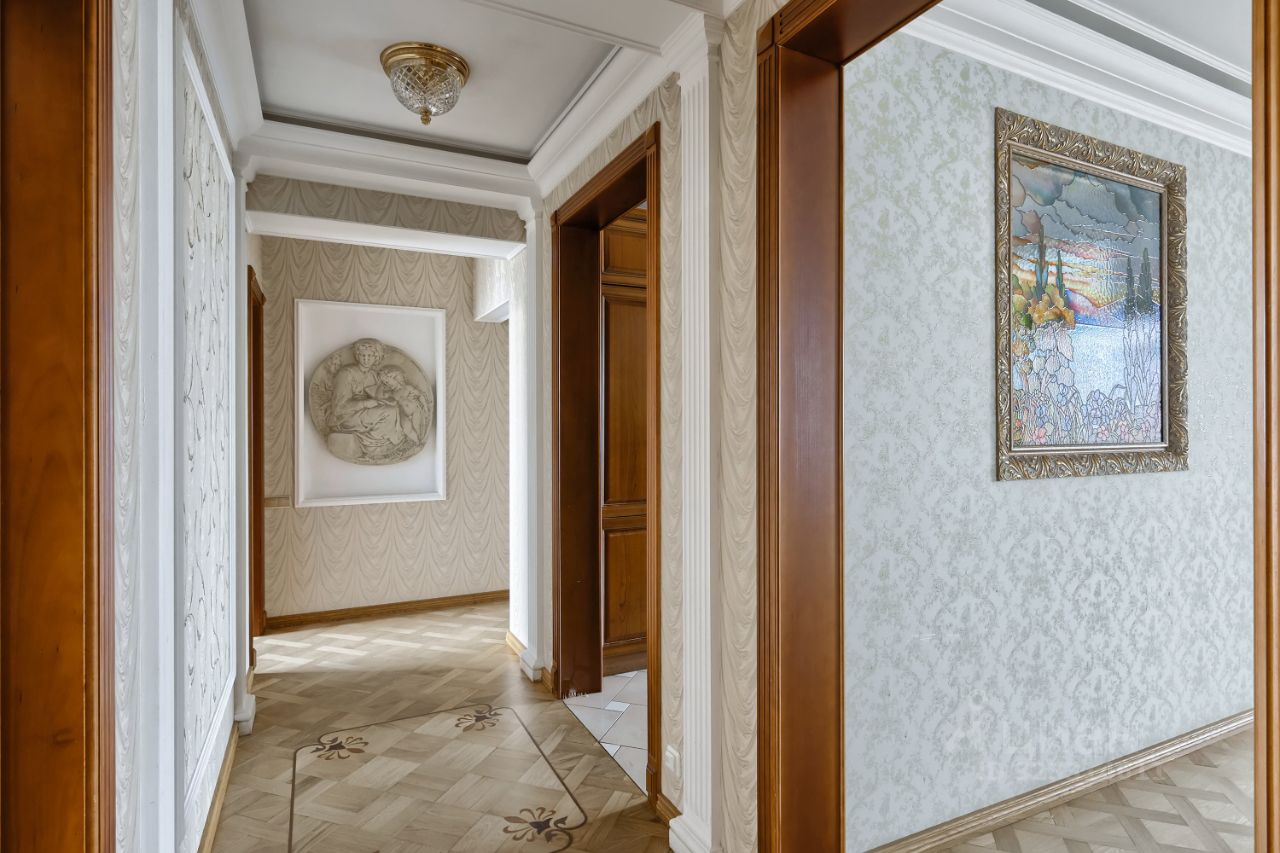 Продажа 4-комн квартиры на вторичном рынке Капитанская улица, 4