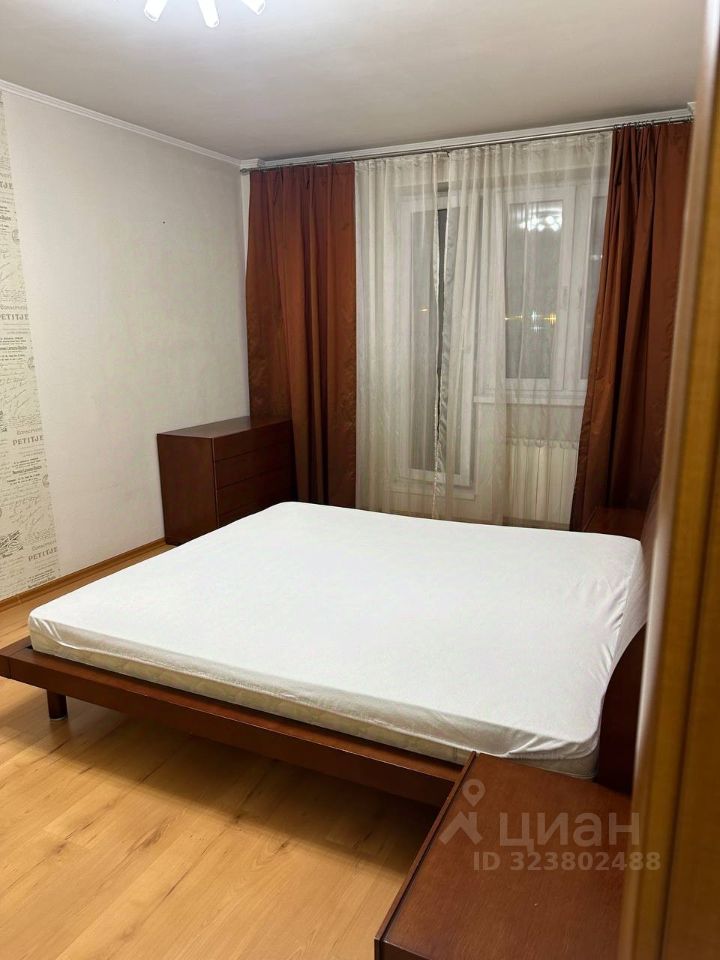 Аренда 2-комн квартиры на вторичном рынке Осенний бульвар, 12К2