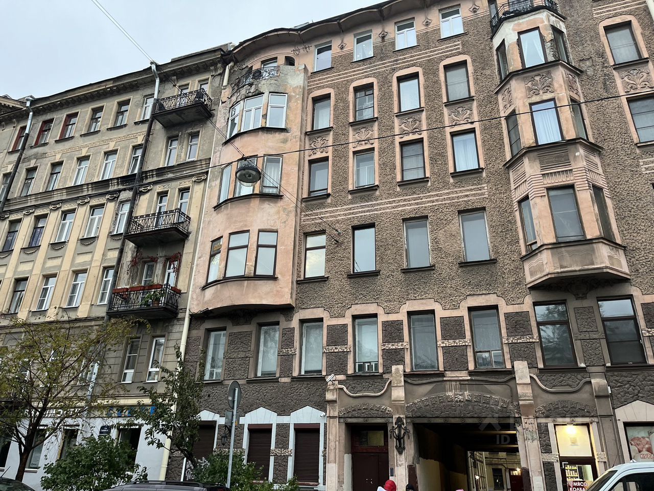 Продажа 4-комн квартиры на вторичном рынке 6-я Васильевского острова линия, 41