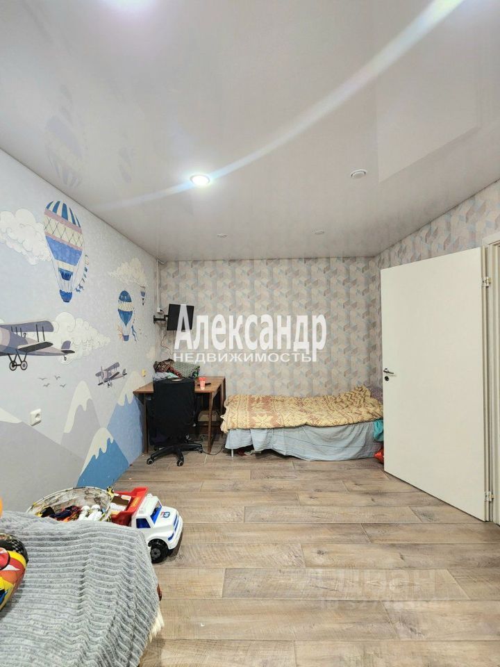 Продажа 2-комн квартиры на вторичном рынке Кириши, улица Нефтехимиков,  д. 43