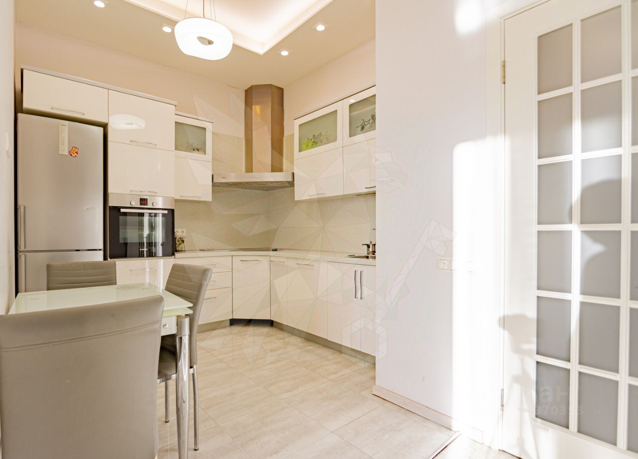 Продажа 3-комн квартиры на вторичном рынке Мосфильмовская улица, 8