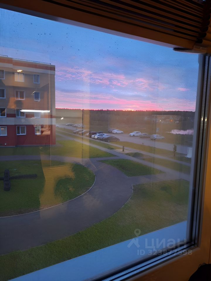 Продажа 2-комн квартиры на вторичном рынке пос. Янино-1, улица Голландская, 15к3