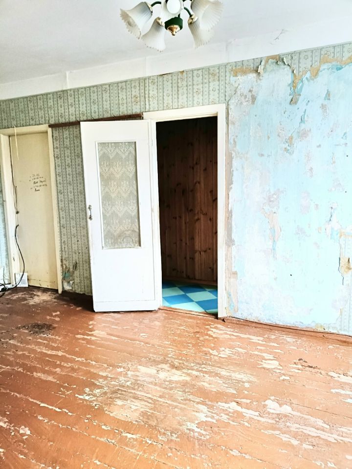 Продажа 2-комн квартиры на вторичном рынке Кириши, Комсомольская улица, 2