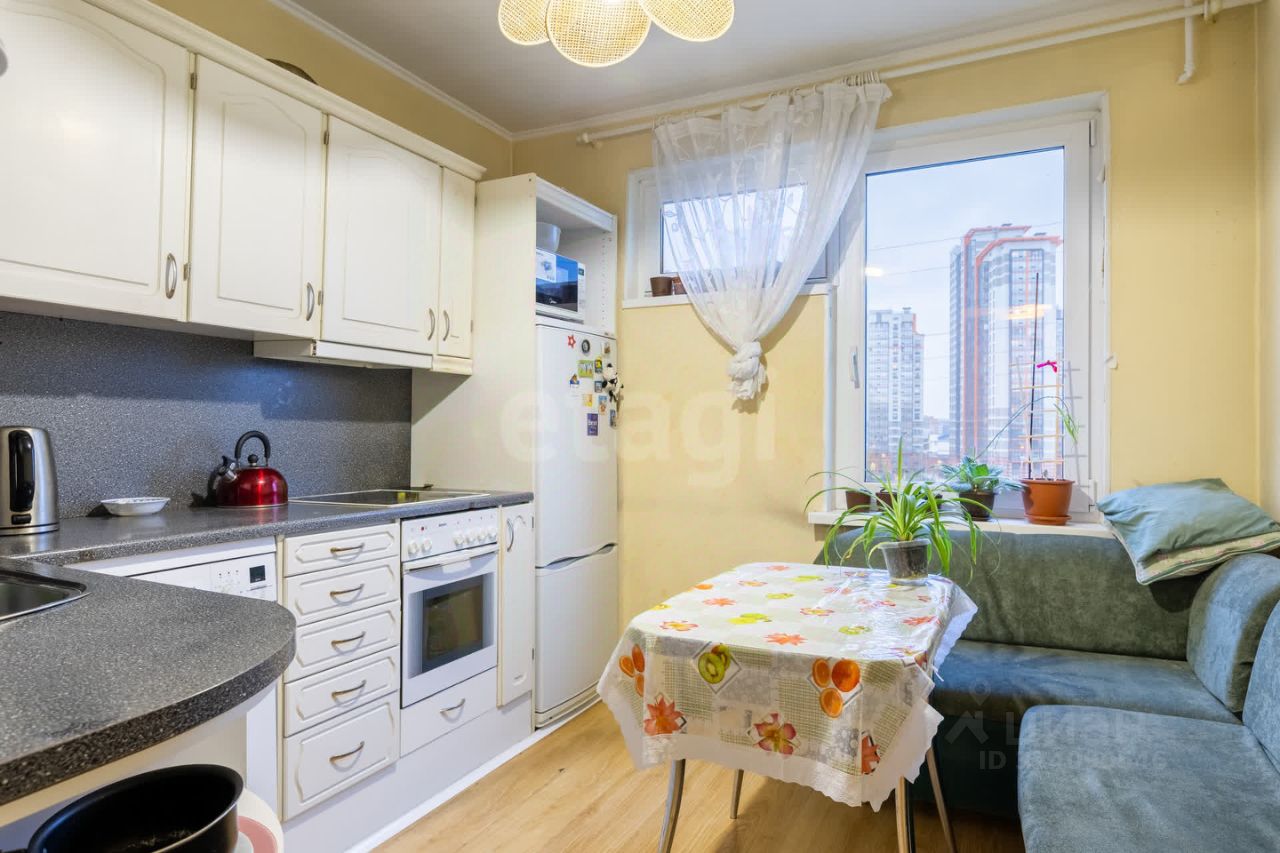 Продажа 3-комн квартиры на вторичном рынке Дунайский проспект, 7