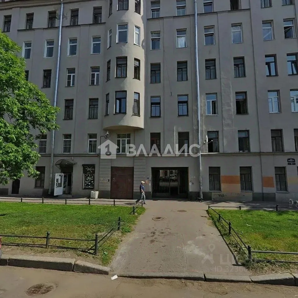Продажа 3-комн квартиры на вторичном рынке 18-я Васильевского острова линия, 19