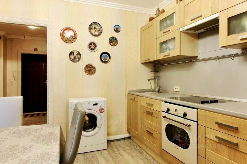 Продажа 2-комн квартиры на вторичном рынке улица Оптиков, 52к2В
