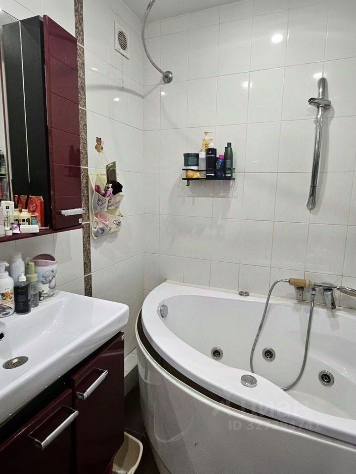 Продажа 1-комн квартиры на вторичном рынке пос. Бугры, улица Школьная, 11к1