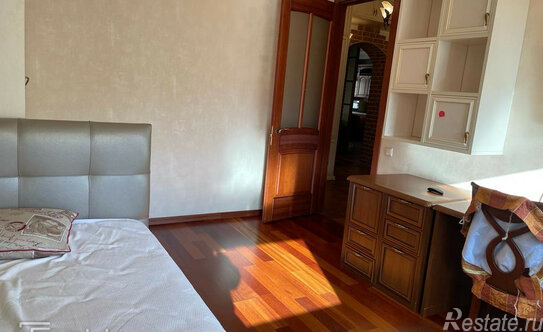 Продажа 4-комн квартиры на вторичном рынке улица Нахимова,  д. 15 литБ