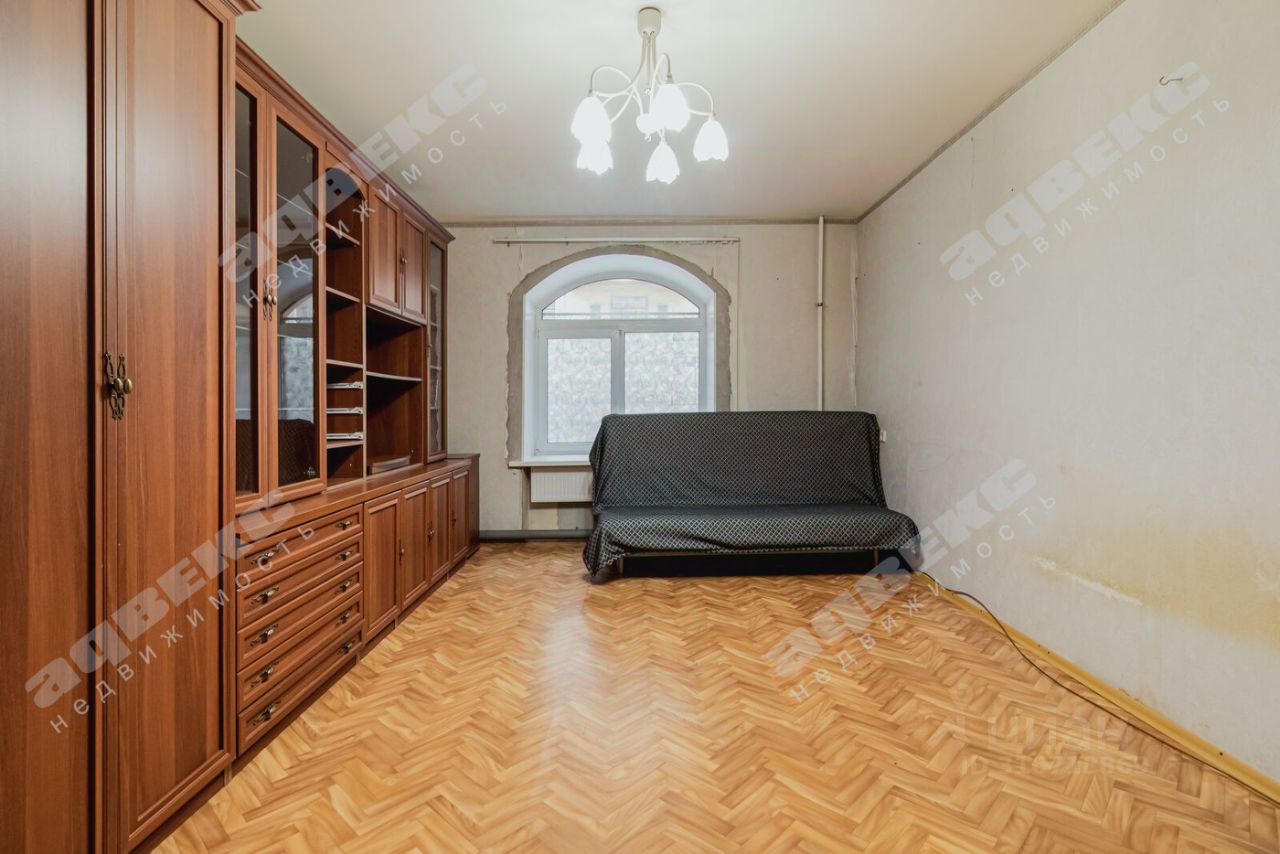 Продажа 2-комн квартиры на вторичном рынке 11-я Васильевского острова линия, 20