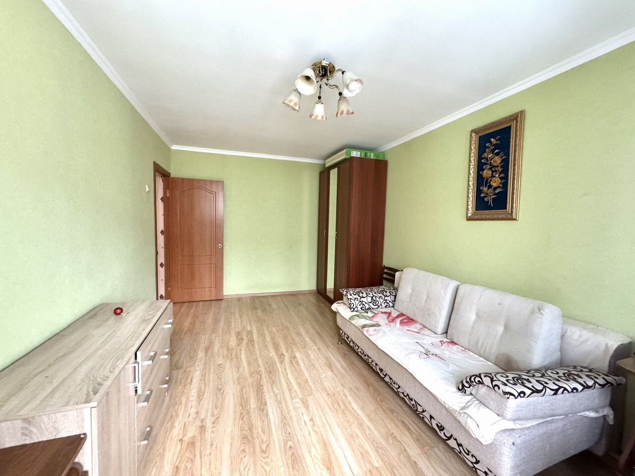 Продажа 4-комн квартиры на вторичном рынке пос. Глебовский, улица Микрорайон,  д. 17