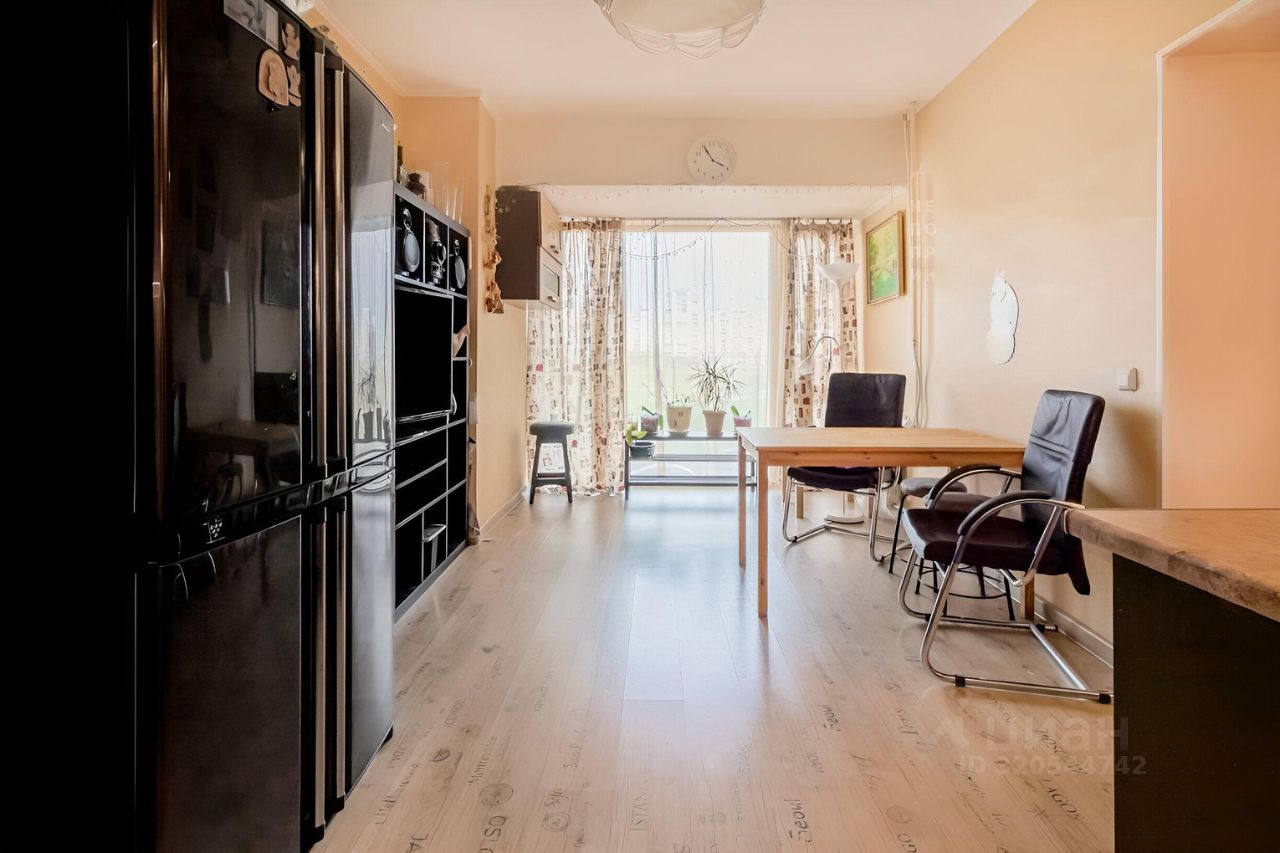 Продажа 2-комн квартиры на вторичном рынке Загребский бульвар, 19К1