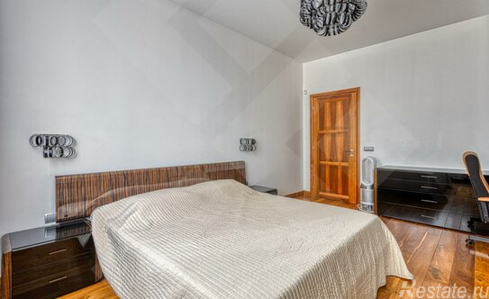 Продажа 4-комн квартиры на вторичном рынке Конный переулок