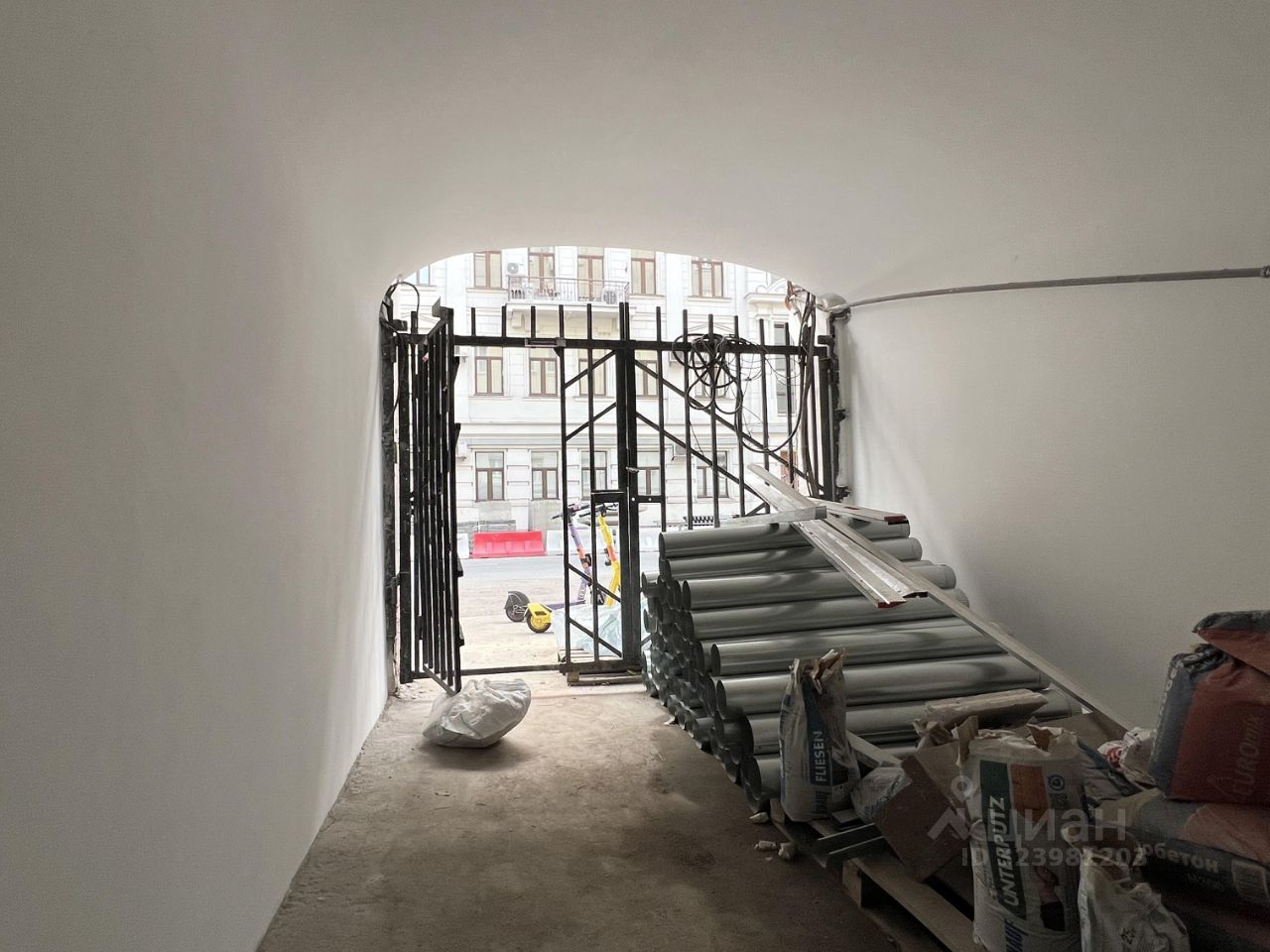 Продажа 4-комн квартиры на вторичном рынке 1-я Брестская улица, 36