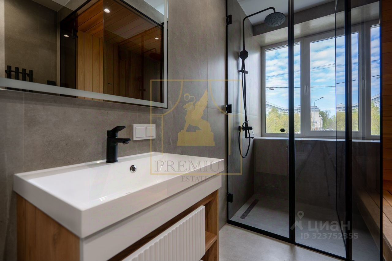 Продажа 2-комн квартиры на вторичном рынке 13-я Васильевского острова линия, 80