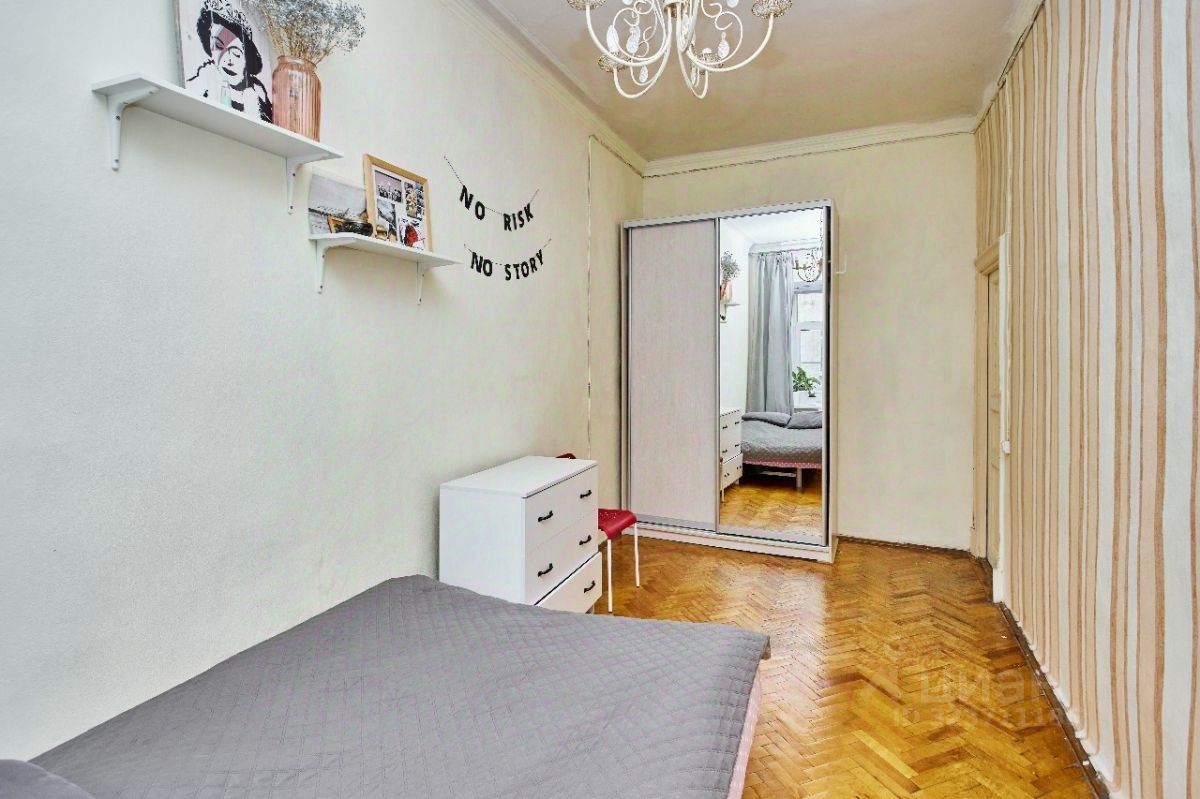 Продажа 4-комн квартиры на вторичном рынке Гороховая улица, 34