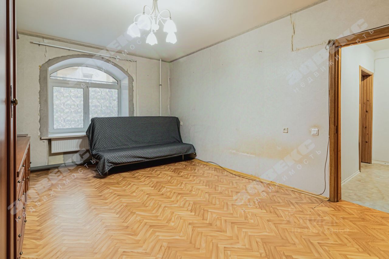 Продажа 2-комн квартиры на вторичном рынке 11-я Васильевского острова линия, 20