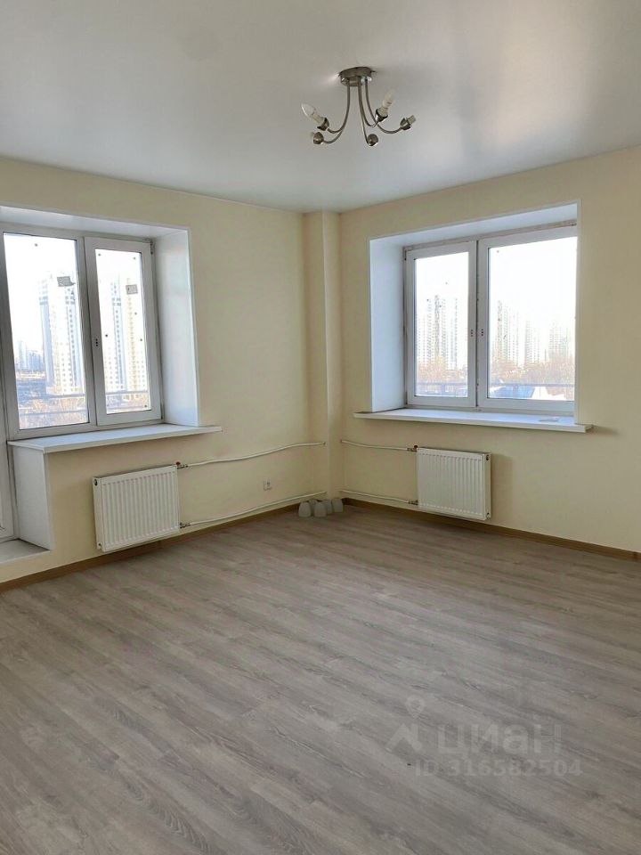 Продажа 3-комн квартиры на вторичном рынке проспект Славы, 51