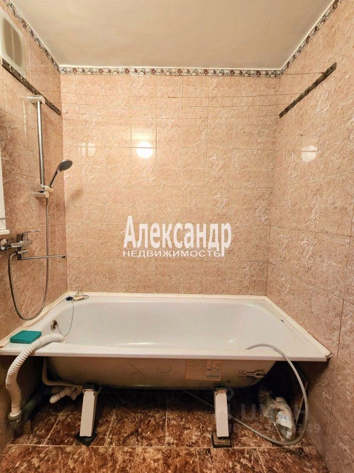 Продажа 2-комн квартиры на вторичном рынке Кириши, Волховская набережная, 36