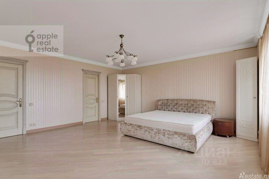 Продажа 4-комн квартиры на вторичном рынке улица Бажова,  д. 8