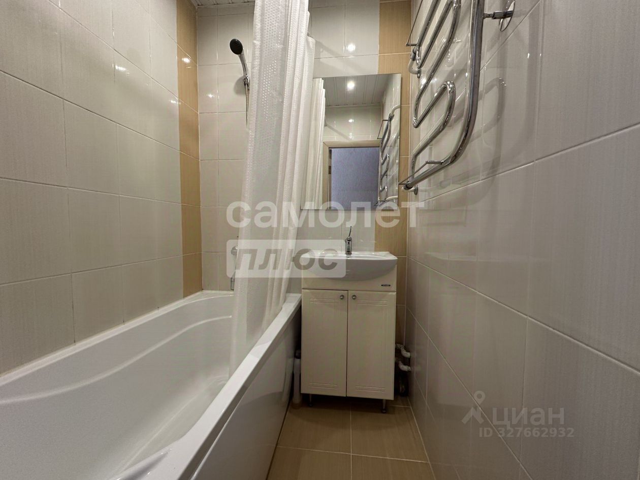 Продажа 3-комн квартиры на вторичном рынке улица Маршала Захарова, 15