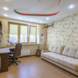 Продажа 4-комн квартиры на вторичном рынке Челюскинская улица,  д. 13