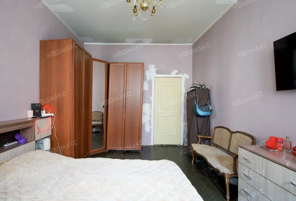 Продажа 3-комн квартиры на вторичном рынке 9-я Васильевского острова линия, 32