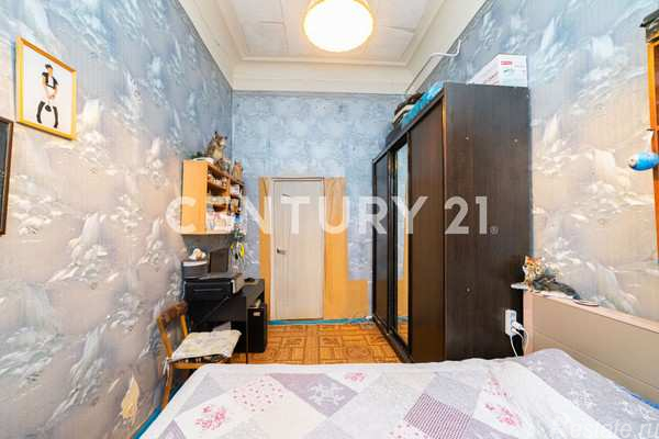 Продажа 4-комн квартиры на вторичном рынке 1-я В.О. линия,  д. 42