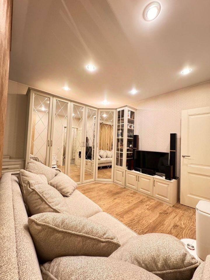 Продажа 2-комн квартиры на вторичном рынке улица Ухтомского Ополчения, 4