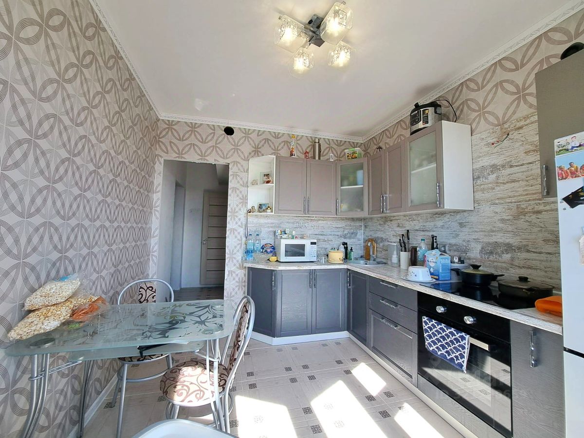 Продажа 2-комн квартиры на вторичном рынке улица Авиаконструктора Петлякова, 11