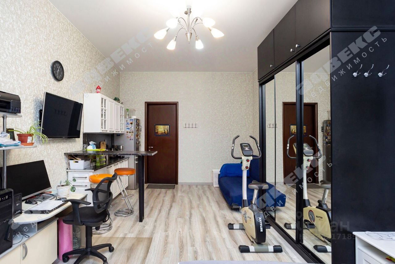 Продажа 6-комн квартиры на вторичном рынке 9-я Васильевского острова линия, 54