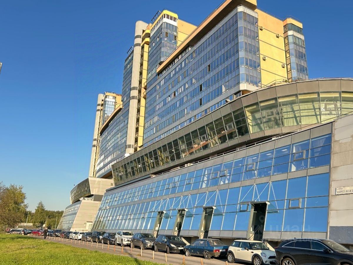 Продажа 4-комн квартиры на вторичном рынке улица Матроса Железняка, 57