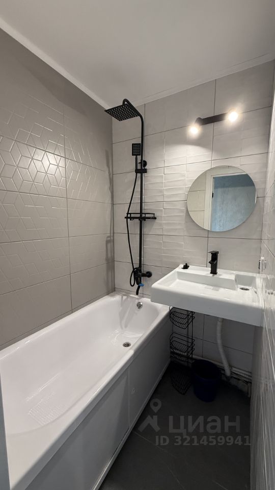 Продажа 3-комн квартиры на вторичном рынке улица Есенина, 8К1