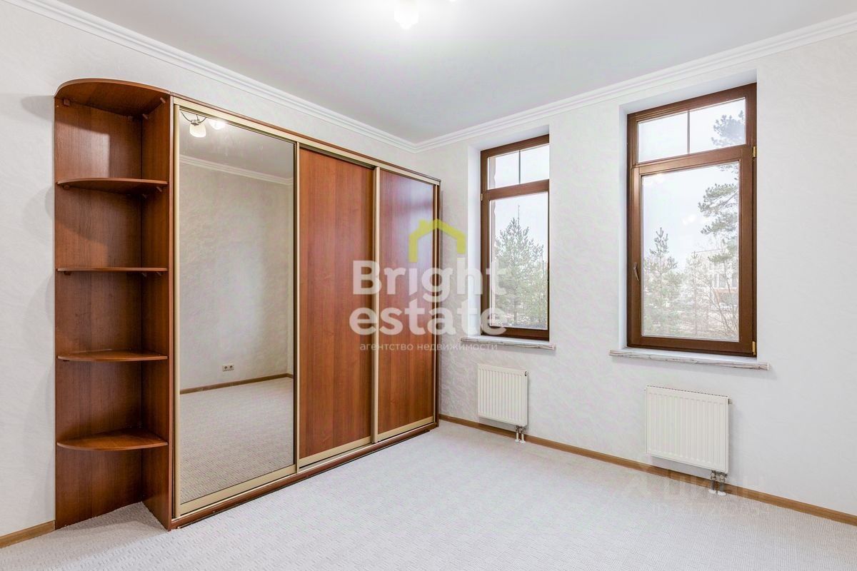 Продажа 3-комн квартиры на вторичном рынке д. Новинки, улица Малахитовая, 5