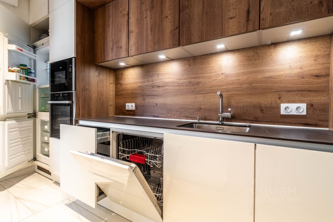 Продажа 2-комн квартиры на вторичном рынке переулок Басков, 2