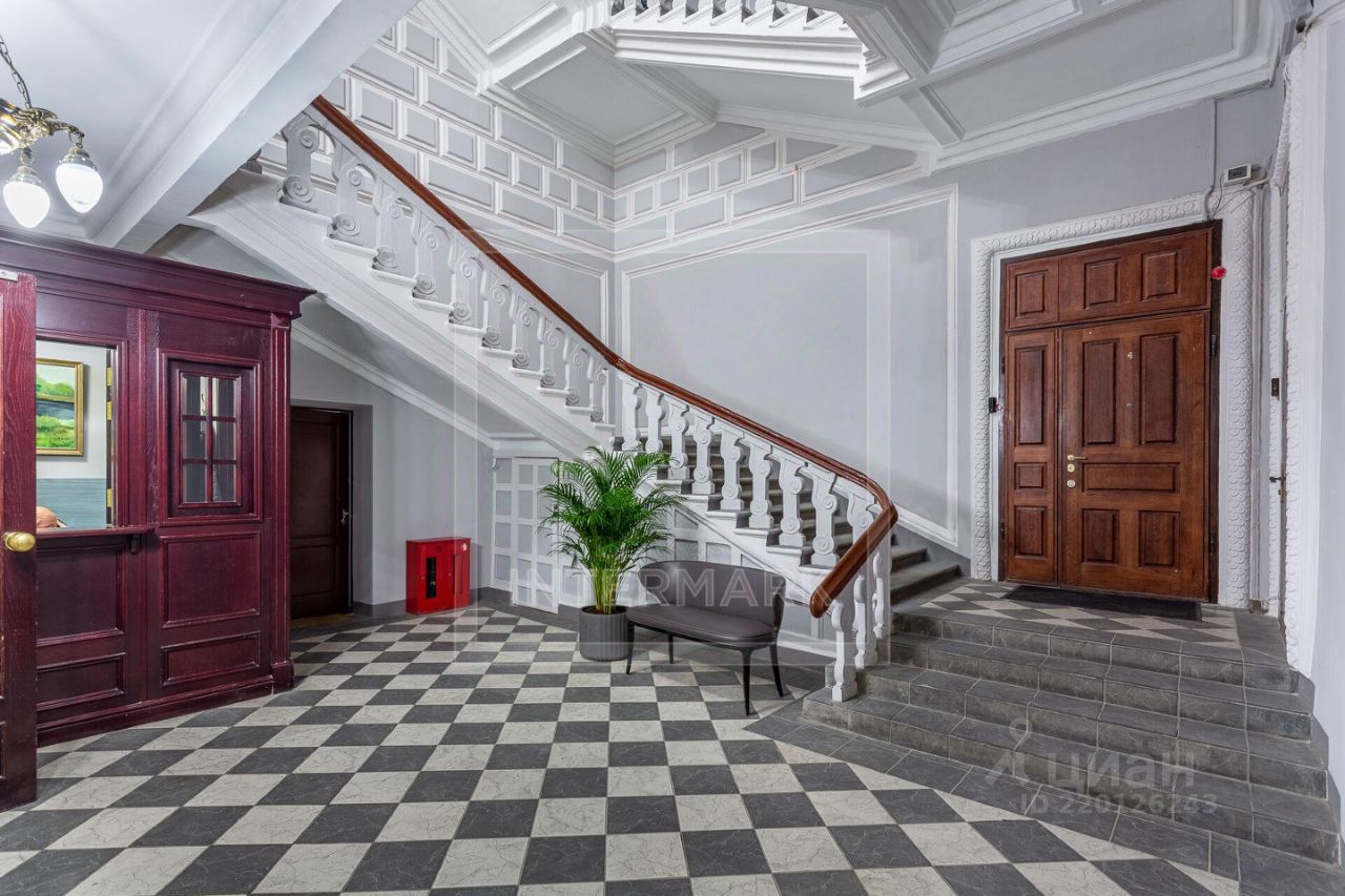 Продажа 4-комн квартиры на вторичном рынке Староконюшенный переулок, 33