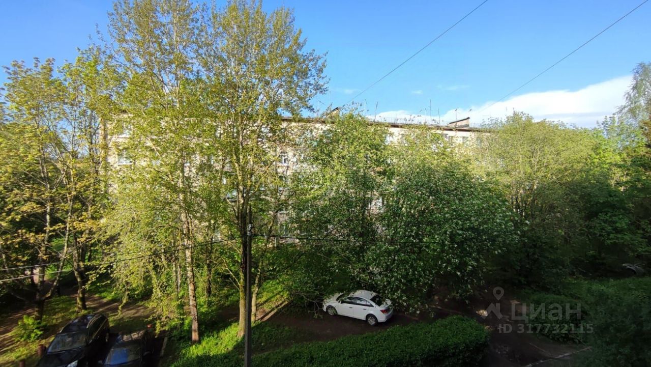 Продажа 3-комн квартиры на вторичном рынке Большая Ижора пгт, улица Астанина, 11