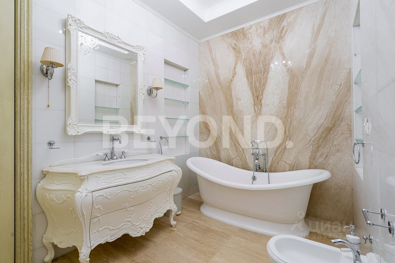 Продажа 6-комн квартиры на вторичном рынке Морской проспект, 24