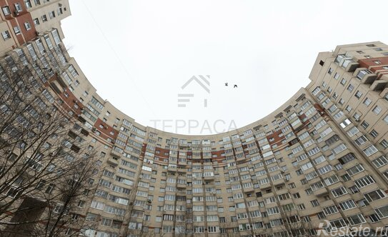 Продажа 6-комн квартиры на вторичном рынке Комендантский пр-кт,  д. 11