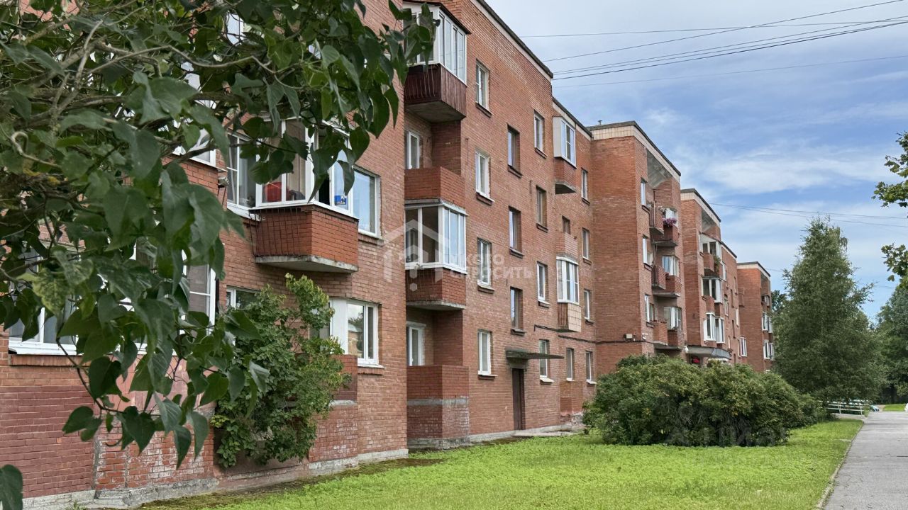 Продажа 2-комн квартиры на вторичном рынке Петергоф, Никольская улица, 10