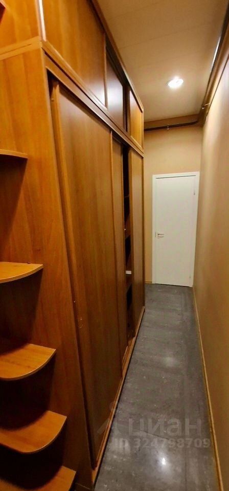 Продажа 6-комн квартиры на вторичном рынке 14-я Васильевского острова линия, 93