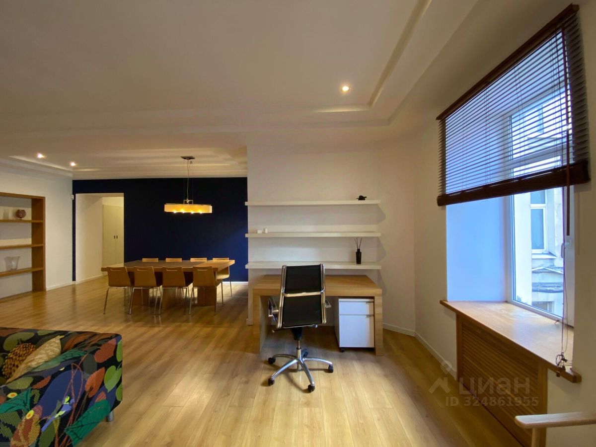 Продажа 3-комн квартиры на вторичном рынке Исполкомская улица, 8