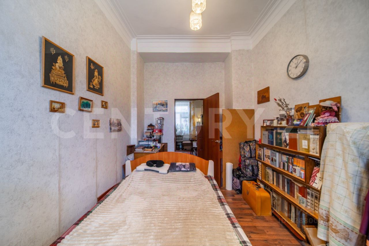 Продажа 4-комн квартиры на вторичном рынке улица Пилотов, 24