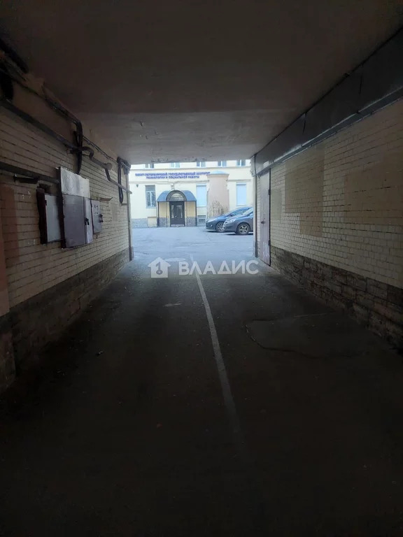 Продажа 4-комн квартиры на вторичном рынке 12-я линия Васильевского острова,  д. 13
