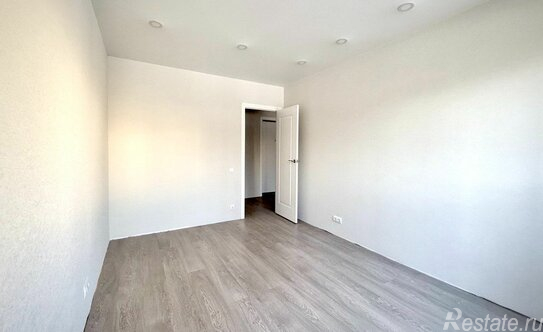 Продажа 2-комн квартиры на вторичном рынке улица Маршала Захарова,  д. 11