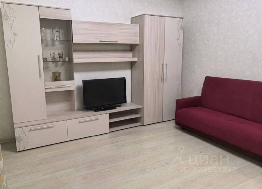 Аренда 2-комн квартиры на вторичном рынке д. Островцы, улица Летчика Волчкова, 1